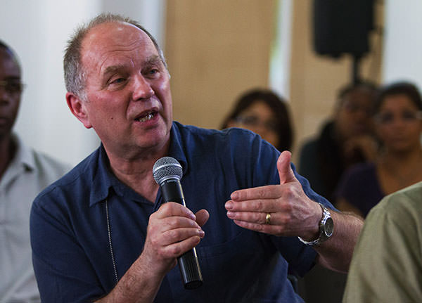 Jeremy Poynting, a middle-aged publishing editor in a blue shirt, speaks into a microphone whilst gesturing with his hand.