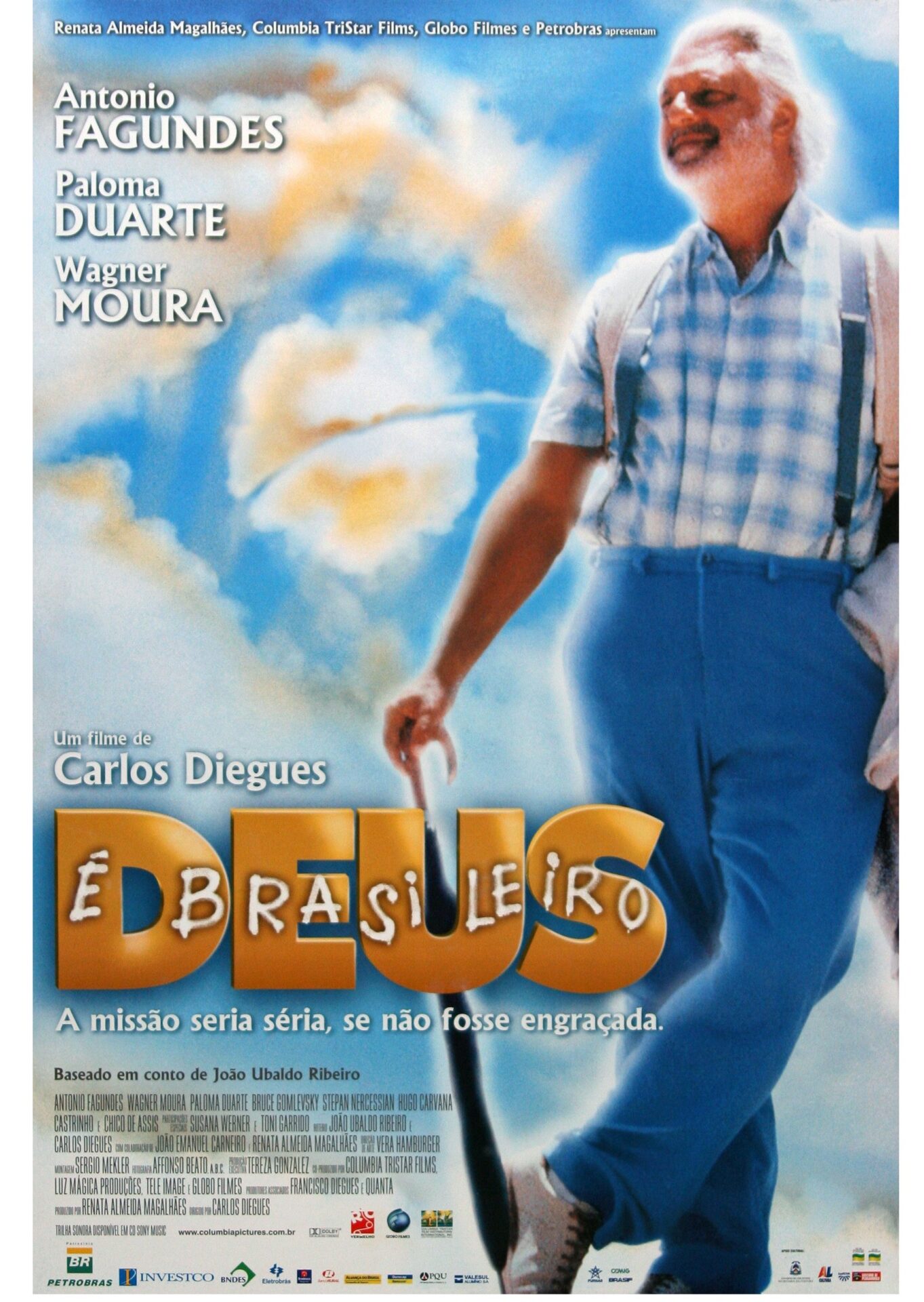 Film poster for the Brazilian film Deus é Brasileiro, featuring an older man with a white beard and braces walking against a bright sky.